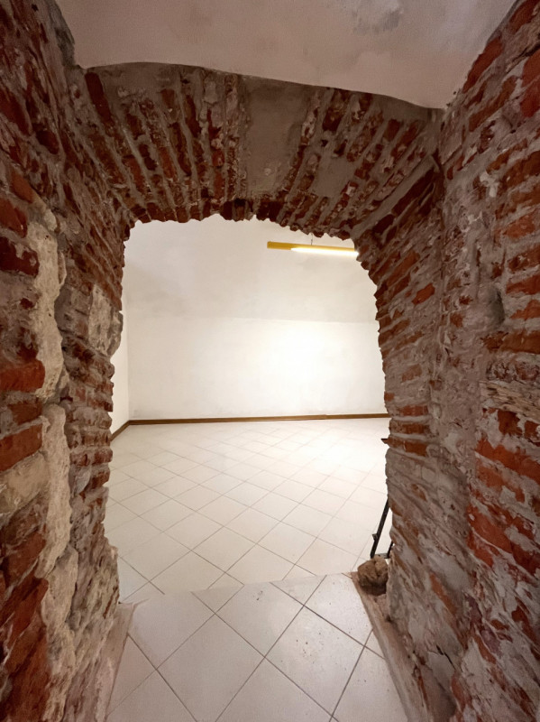 ORGIANO: Proponiamo in affitto un ampio e luminoso negozio di circa 168 mq, situato nella posizio...