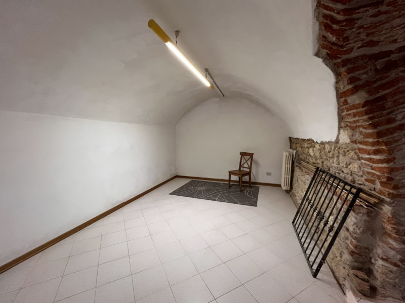 ORGIANO: Proponiamo in affitto un ampio e luminoso negozio di circa 168 mq, situato nella posizio...