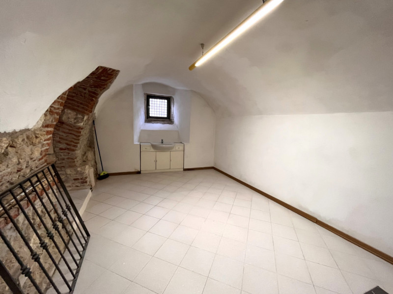 ORGIANO: Proponiamo in affitto un ampio e luminoso negozio di circa 168 mq, situato nella posizio...