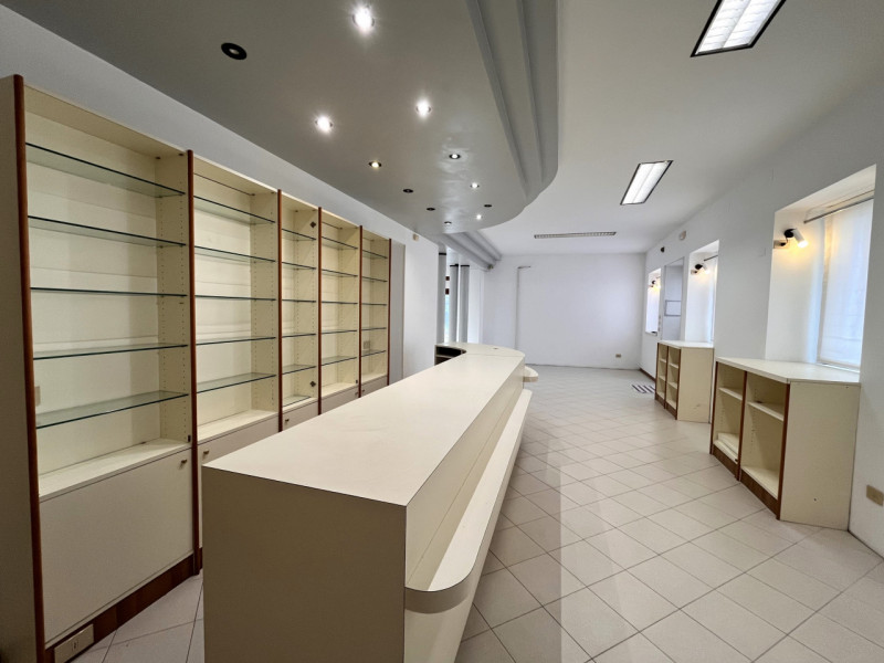 ORGIANO: Proponiamo in affitto un ampio e luminoso negozio di circa 168 mq, situato nella posizio...