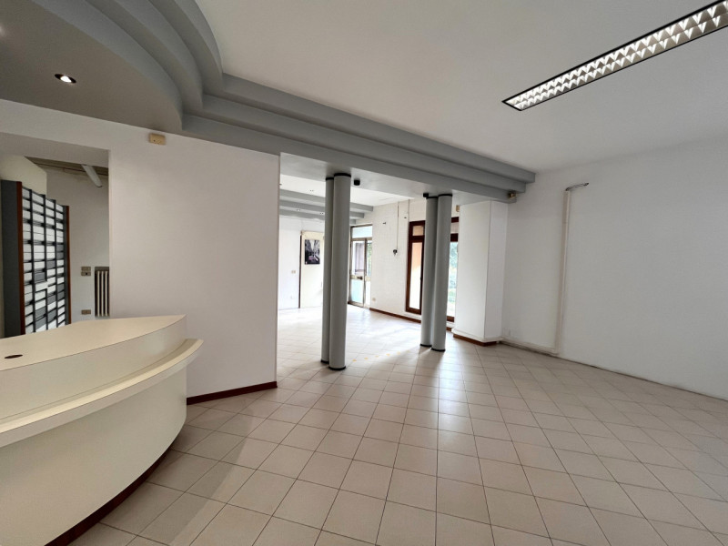 ORGIANO: Proponiamo in affitto un ampio e luminoso negozio di circa 168 mq, situato nella posizio...