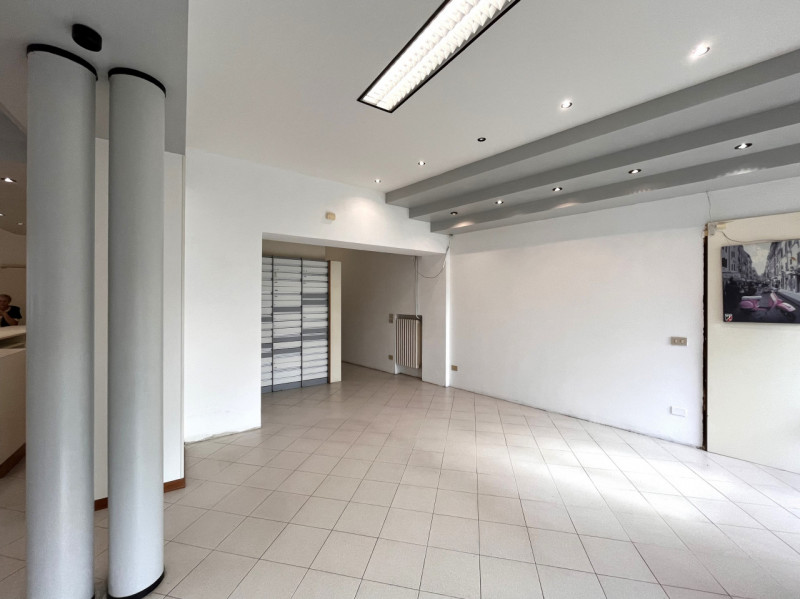 ORGIANO: Proponiamo in affitto un ampio e luminoso negozio di circa 168 mq, situato nella posizio...