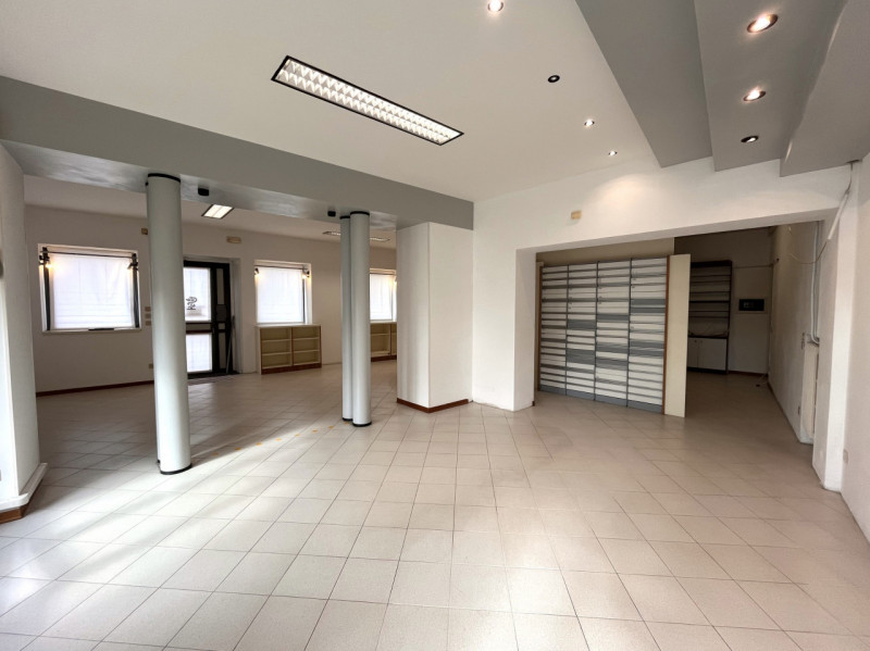 ORGIANO: Proponiamo in affitto un ampio e luminoso negozio di circa 168 mq, situato nella posizio...