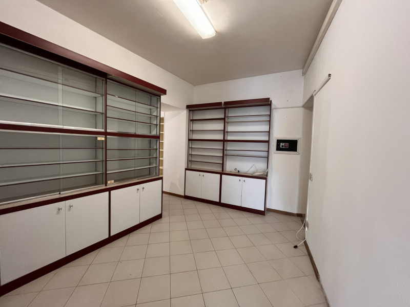 ORGIANO: Proponiamo in affitto un ampio e luminoso negozio di circa 168 mq, situato nella posizio...