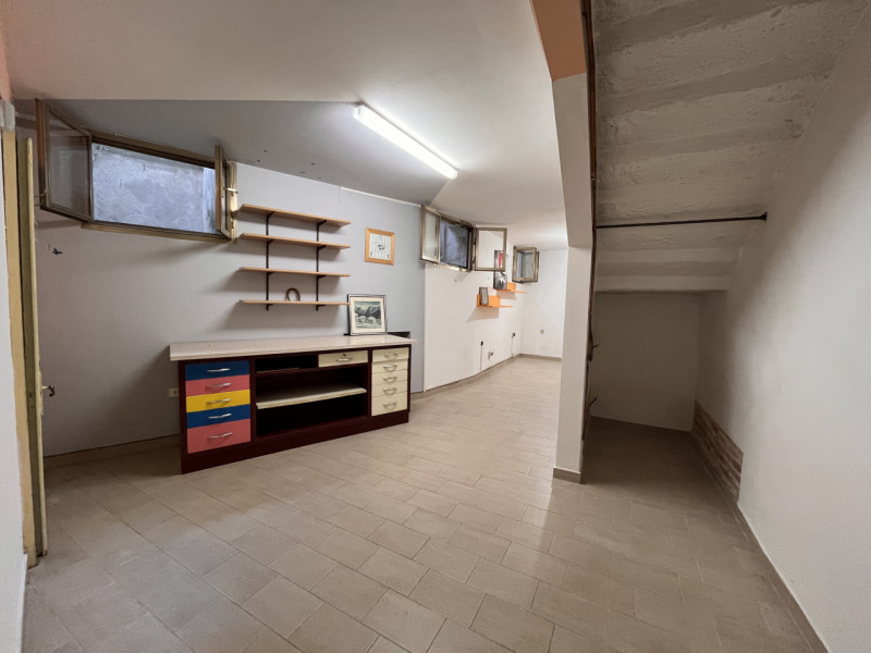 ORGIANO: Proponiamo in affitto un ampio e luminoso negozio di circa 168 mq, situato nella posizio...