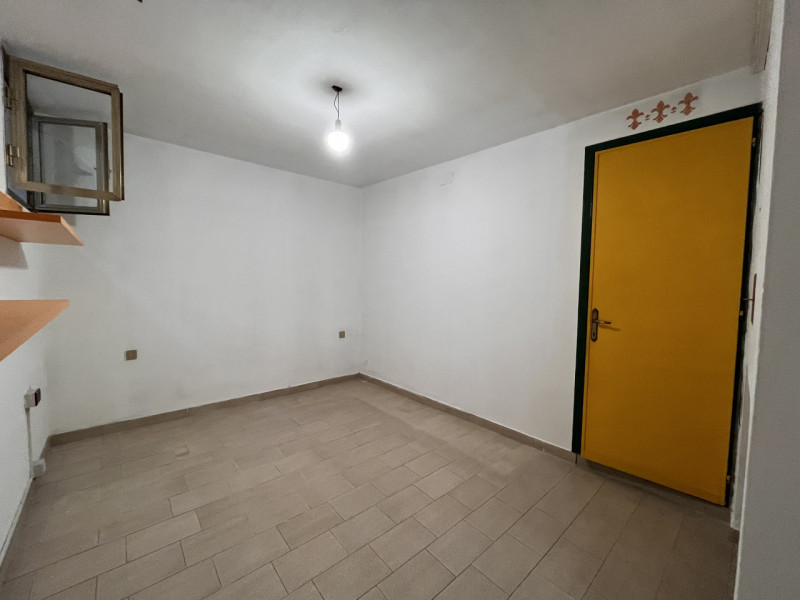 ORGIANO: Proponiamo in affitto un ampio e luminoso negozio di circa 168 mq, situato nella posizio...