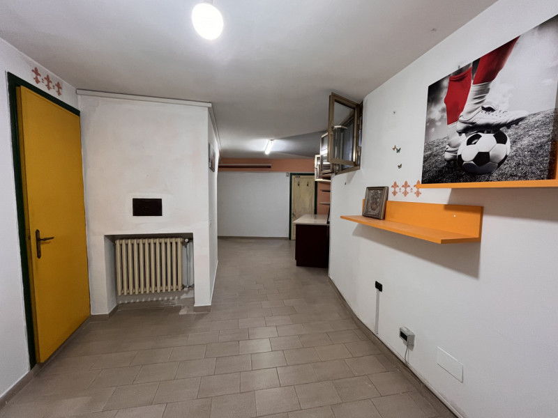 ORGIANO: Proponiamo in affitto un ampio e luminoso negozio di circa 168 mq, situato nella posizio...