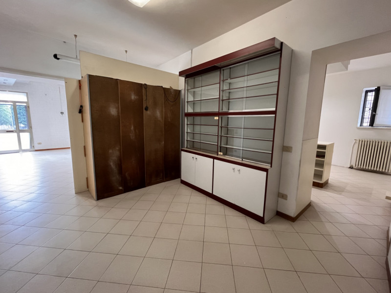 ORGIANO: Proponiamo in affitto un ampio e luminoso negozio di circa 168 mq, situato nella posizio...