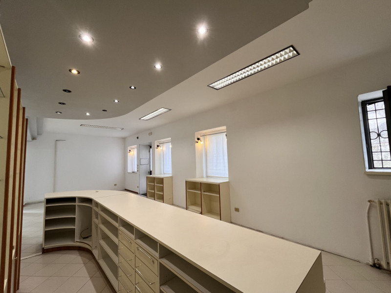 ORGIANO: Proponiamo in affitto un ampio e luminoso negozio di circa 168 mq, situato nella posizio...