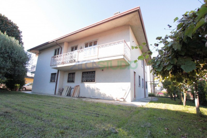 QUINTO VICENTINO:
Stai cercando una casa indipendente in zona centrale e vuoi che i tuoi figli si...