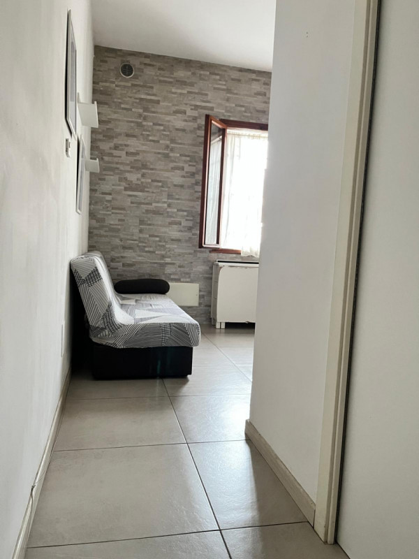 A DUE PASSI DA PORTA PORTELLO PROPONIAMO IN LOCAZIONE UN BILOCALE RISTRUTTURATO ED ARREDATO. 
COM...