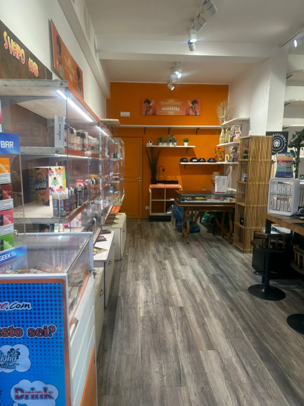 Marghera zona centrale - Piazza Del Mercato- , proponiamo in vendita un negozio di 40 mq, con  ve...