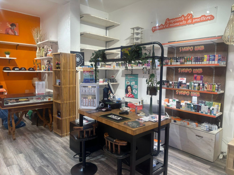 Marghera zona centrale - Piazza Del Mercato- , proponiamo in vendita un negozio di 40 mq, con  ve...