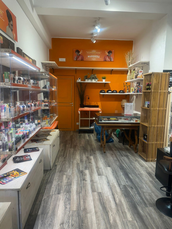 Marghera zona centrale - Piazza Del Mercato- , proponiamo in vendita un negozio di 40 mq, con  ve...