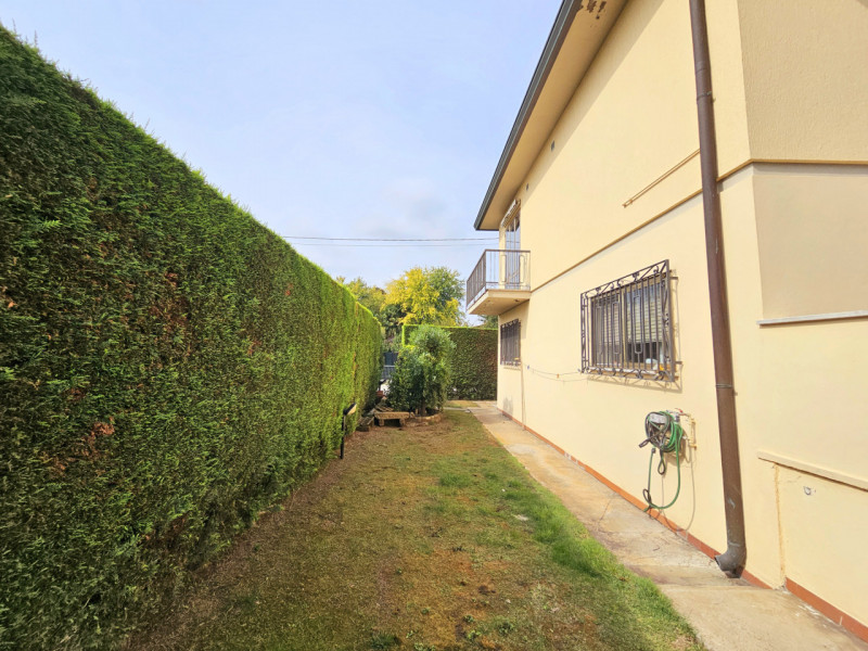 Proponiamo in vendita a Ospedaletto Euganeo, casa singola con comodi spazi interni ed esterni, ub...