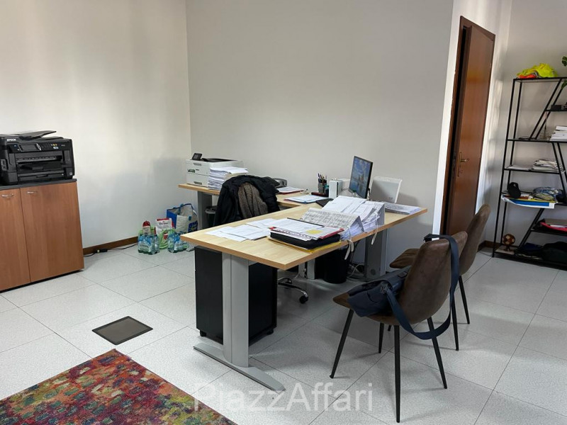 Ufficio di 40 mq posto al piano terra e con ingresso indipendente. Dotato di pavimento sopraeleva...