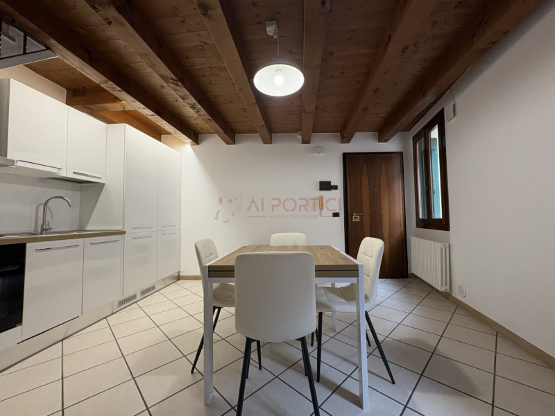 PADOVA Centro Storico -  Luminoso APPARTAMENTO completamente arredato con mobilia NUOVA e MODERNA...