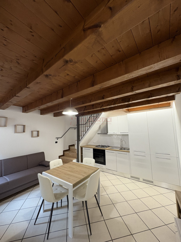 PADOVA Centro Storico -  Luminoso APPARTAMENTO completamente arredato con mobilia NUOVA e MODERNA...