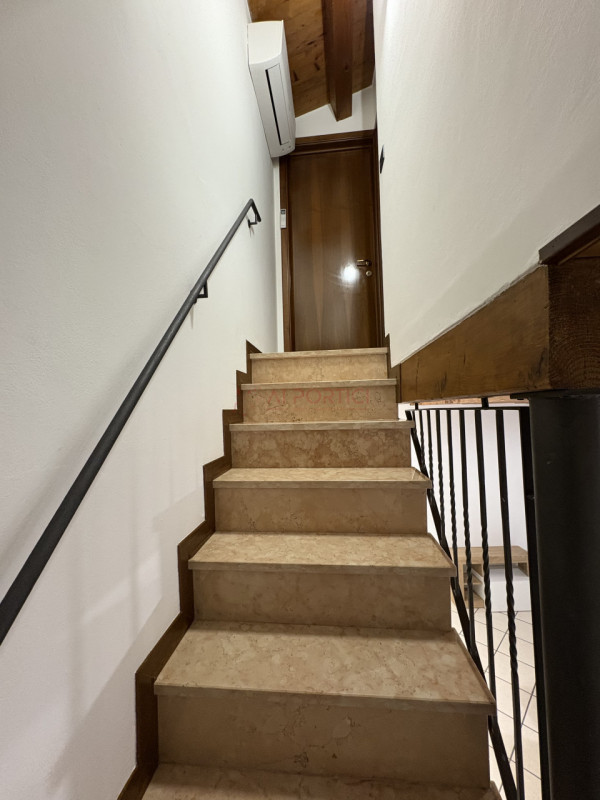 PADOVA Centro Storico -  Luminoso APPARTAMENTO completamente arredato con mobilia NUOVA e MODERNA...