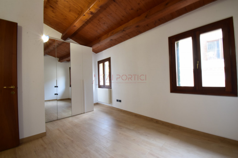 PADOVA Centro Storico -  Luminoso APPARTAMENTO completamente arredato con mobilia NUOVA e MODERNA...