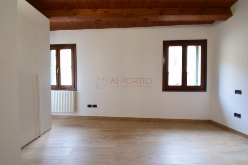 PADOVA Centro Storico -  Luminoso APPARTAMENTO completamente arredato con mobilia NUOVA e MODERNA...