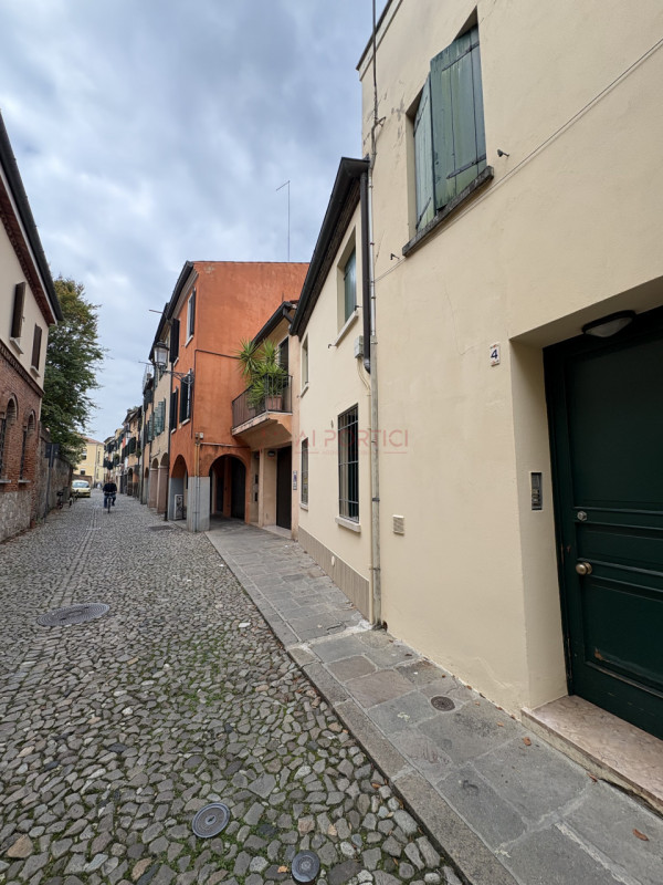 PADOVA Centro Storico -  Luminoso APPARTAMENTO completamente arredato con mobilia NUOVA e MODERNA...