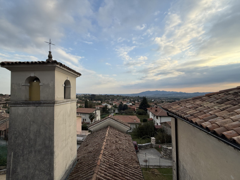 (Per INFO Fabrizio 3337743912) A pochissima distanza dal centro di Valdobbiadene, in una suggesti...