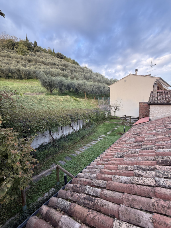 (Per INFO Fabrizio 3337743912) A pochissima distanza dal centro di Valdobbiadene, in una suggesti...