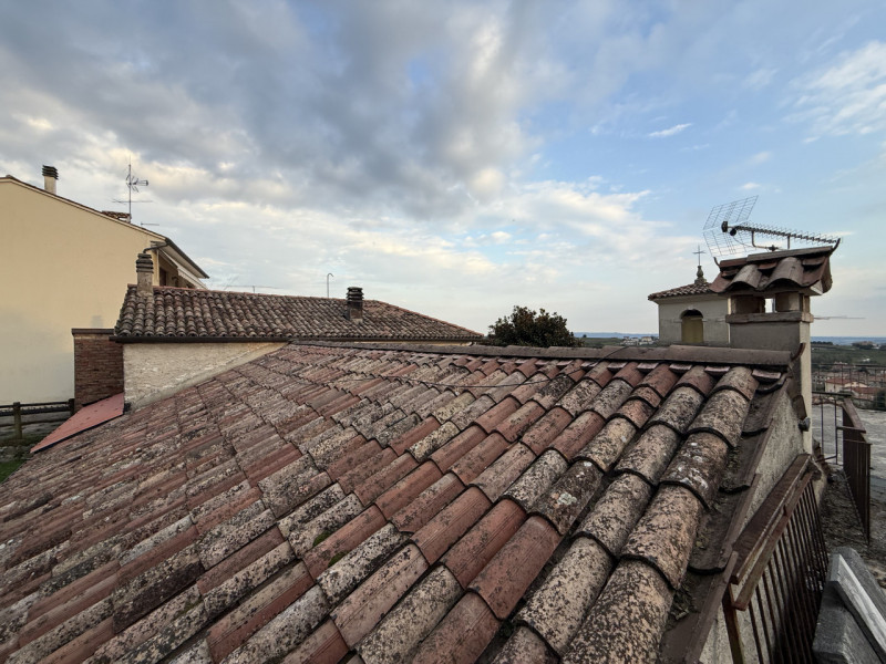 (Per INFO Fabrizio 3337743912) A pochissima distanza dal centro di Valdobbiadene, in una suggesti...