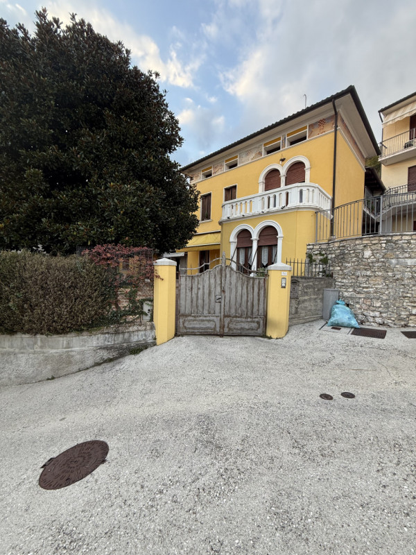 (Per INFO Fabrizio 3337743912) A pochissima distanza dal centro di Valdobbiadene, in una suggesti...