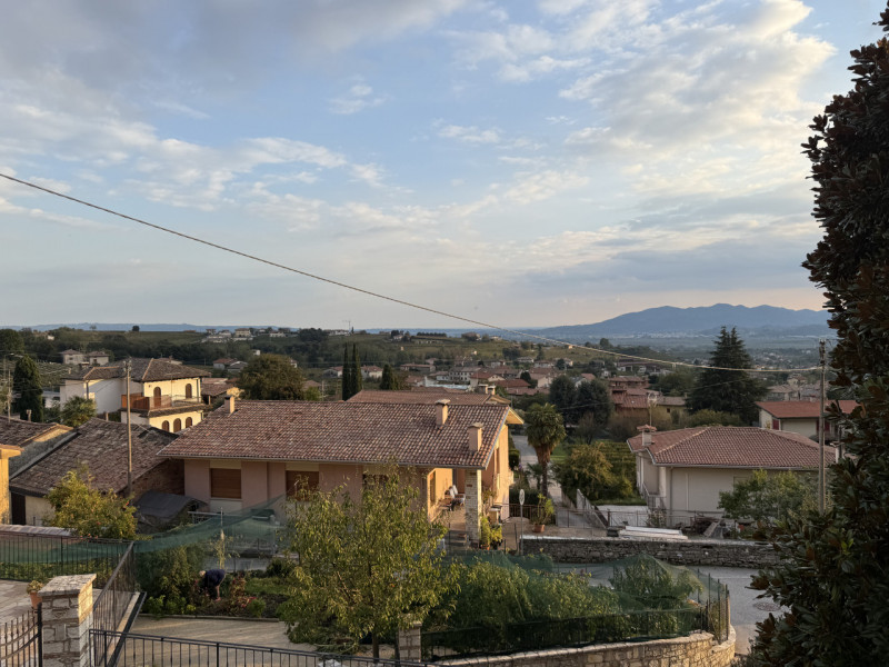 (Per INFO Fabrizio 3337743912) A pochissima distanza dal centro di Valdobbiadene, in una suggesti...