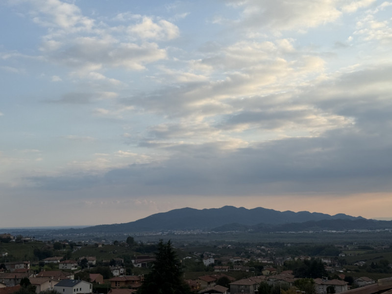 (Per INFO Fabrizio 3337743912) A pochissima distanza dal centro di Valdobbiadene, in una suggesti...