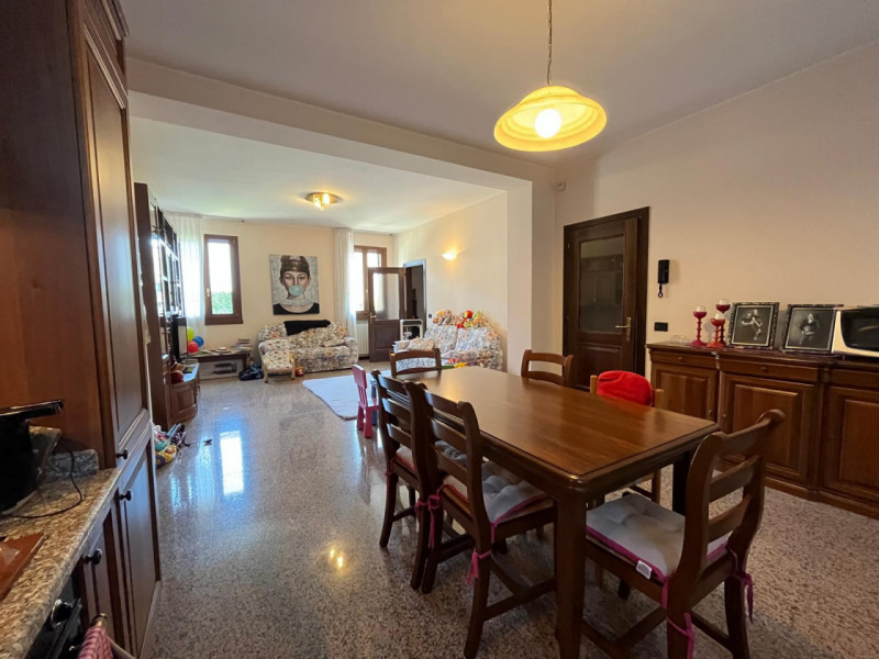 CAMIN: Classe Energetica E - EPgl,nren 144,40 KWh/mq anno.
In zona Tranquilla ma comodissima a tu...