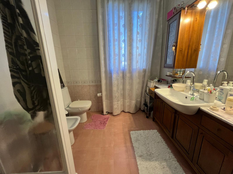 CAMIN: Classe Energetica E - EPgl,nren 144,40 KWh/mq anno.
In zona Tranquilla ma comodissima a tu...