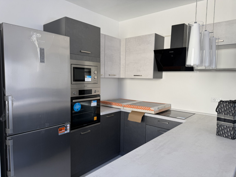 (Per INFO Fabrizio 333 7743912) In zona Ghirada, a poco meno di 2 km dal centro storico, in un co...