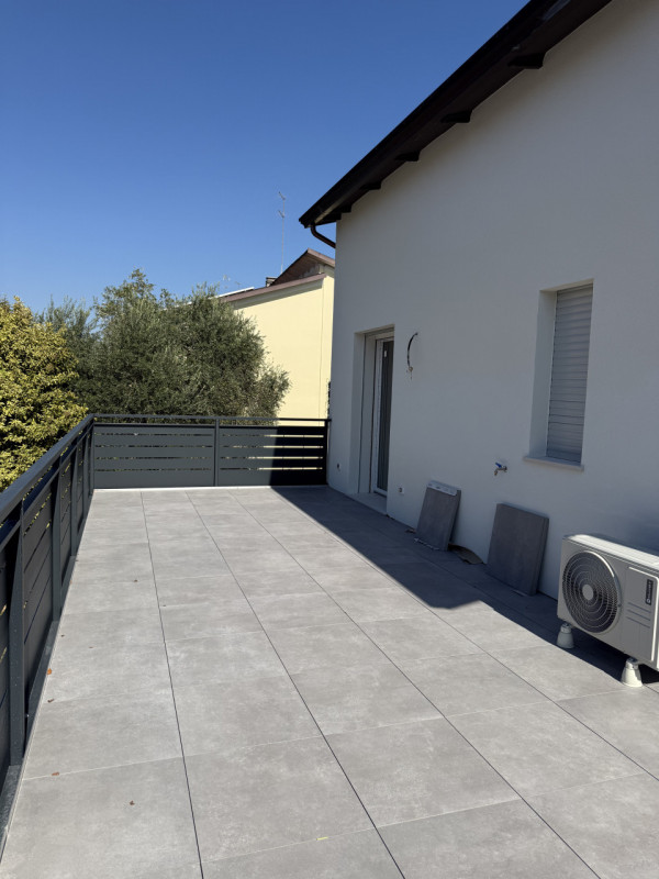 (Per INFO Fabrizio 333 7743912) In zona Ghirada, a poco meno di 2 km dal centro storico, in un co...