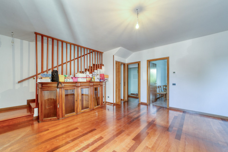 Se stai cercando la comodità delle scuole e uno spazio indipendente per te e la tua famiglia, abb...