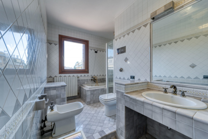 Se stai cercando la comodità delle scuole e uno spazio indipendente per te e la tua famiglia, abb...