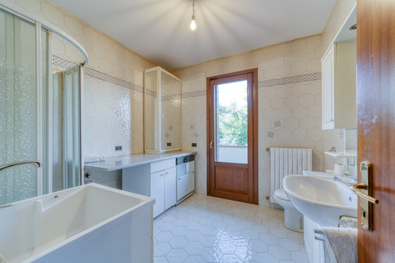 Se stai cercando la comodità delle scuole e uno spazio indipendente per te e la tua famiglia, abb...