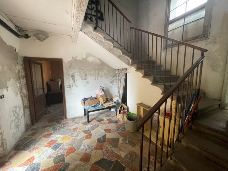 SCHIERA DI TESTA INTEGRALMENTE DA RISTRUTTURARE CON AREA ESTERNA ESCLUSIVA. IDEALE PER DUE NUCLEI...