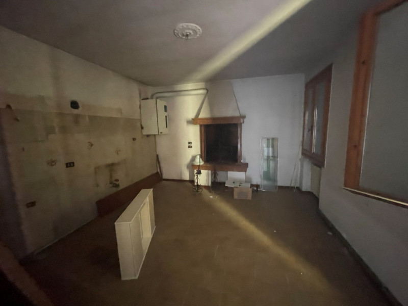 SCHIERA DI TESTA INTEGRALMENTE DA RISTRUTTURARE CON AREA ESTERNA ESCLUSIVA. IDEALE PER DUE NUCLEI...