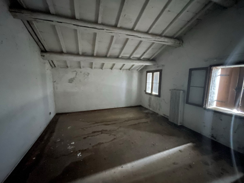 SCHIERA DI TESTA INTEGRALMENTE DA RISTRUTTURARE CON AREA ESTERNA ESCLUSIVA. IDEALE PER DUE NUCLEI...