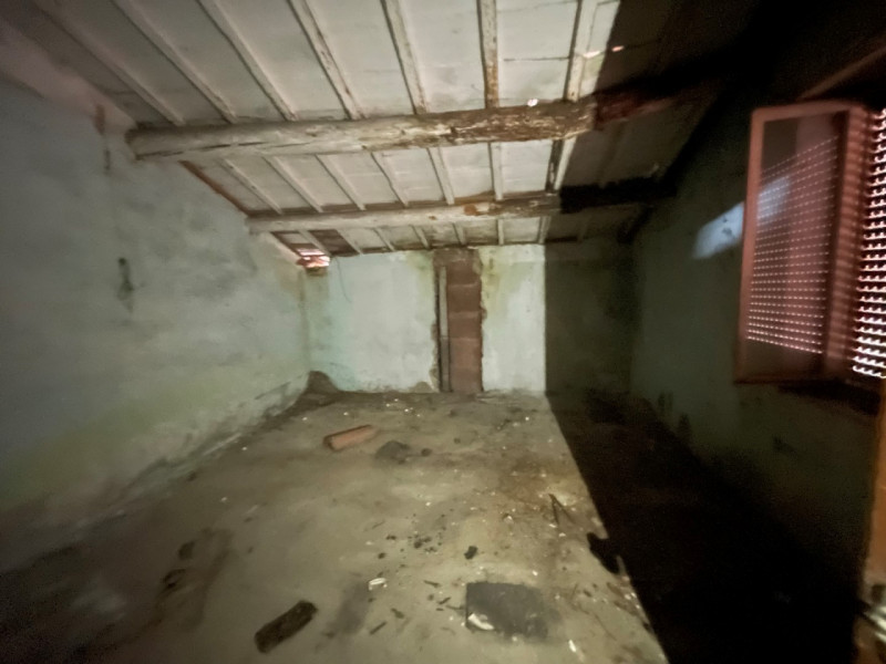 SCHIERA DI TESTA INTEGRALMENTE DA RISTRUTTURARE CON AREA ESTERNA ESCLUSIVA. IDEALE PER DUE NUCLEI...