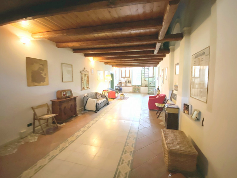 In un palazzetto storico completamente ristrutturato a Este, proponiamo in affitto importante loc...