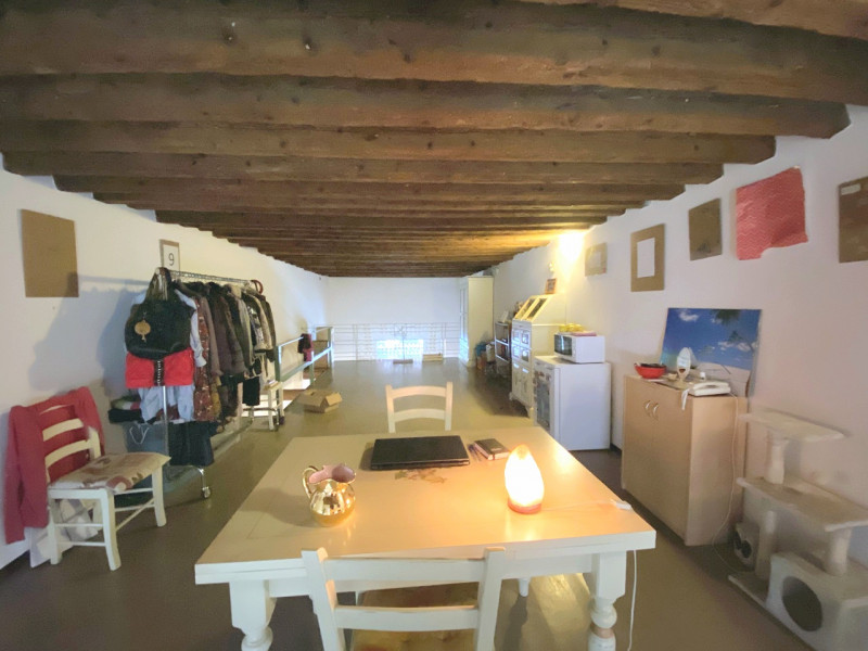 In un palazzetto storico completamente ristrutturato a Este, proponiamo in affitto importante loc...