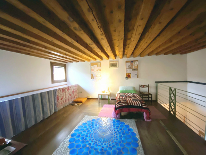 In un palazzetto storico completamente ristrutturato a Este, proponiamo in affitto importante loc...