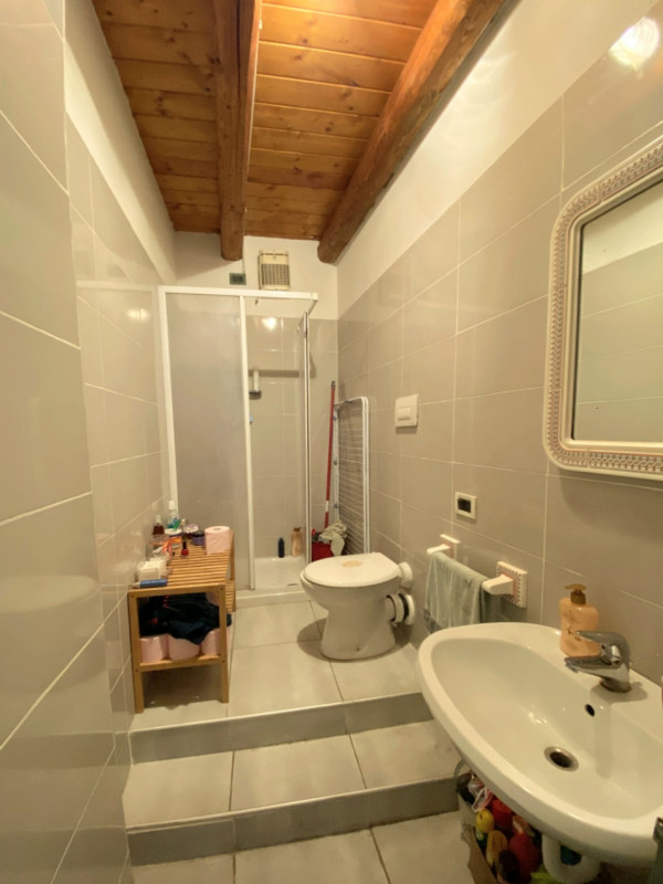 In un palazzetto storico completamente ristrutturato a Este, proponiamo in affitto importante loc...