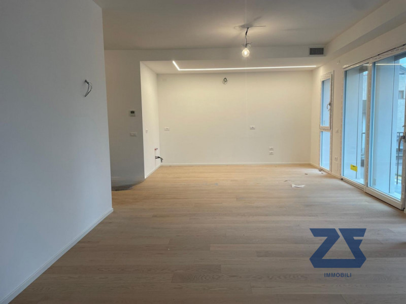 Nel prestigioso centro di Castelfranco Veneto, proponiamo in vendita un elegante appartamento di ...