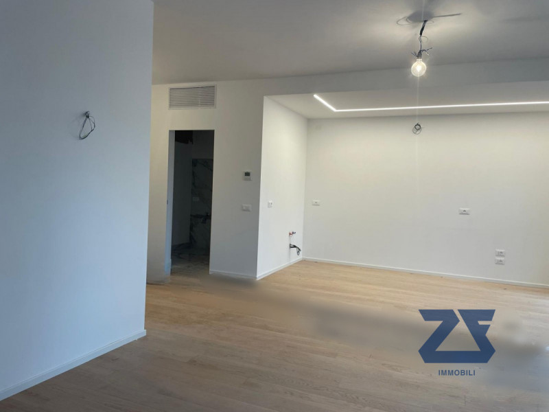 Nel prestigioso centro di Castelfranco Veneto, proponiamo in vendita un elegante appartamento di ...