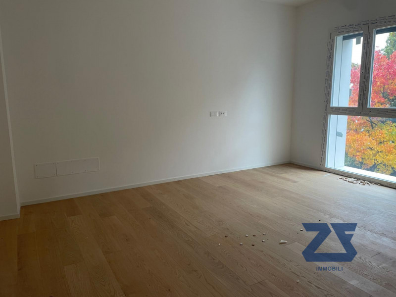 Nel prestigioso centro di Castelfranco Veneto, proponiamo in vendita un elegante appartamento di ...